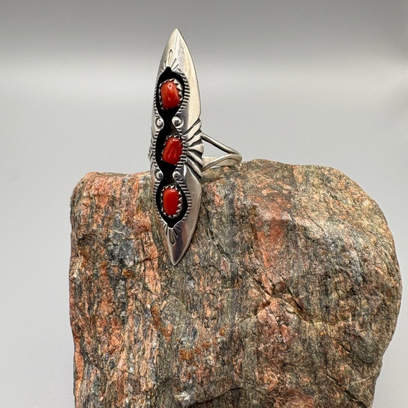 Vintage Navajo Red Coral “ Coy “ Ring Sz 8 - Picture 4 of 9